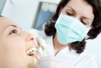 Zahnärztin an Patientin