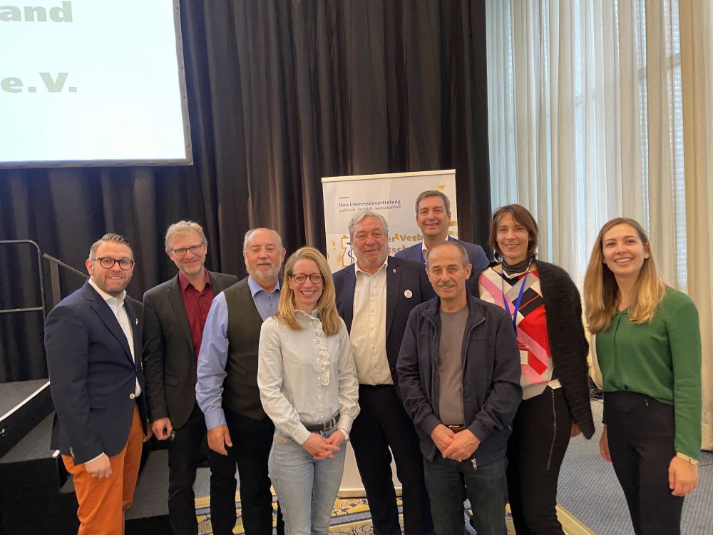 Bayerische Delegierte mit dem alten und neuen Bundesvorsitzenden Dr. Christian Öttl