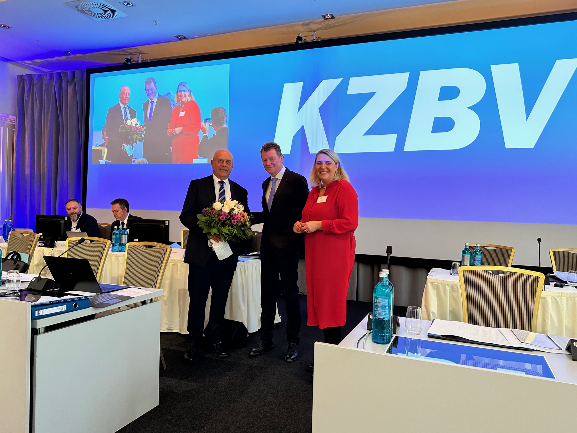 Vorsitz der Vertreterversammlung der KZVB: Dr. Holger Seib, KZV Westfalen-Lippe, Vorsitzender, Meike Gorski-Goebel, KZV Sachsen und Dr. Jürgen Welsch, KZV Bayerns, stellvertretende Vorsitzende für die 16. Legislaturperiode (v.r.n.l.). Foto: KZBV