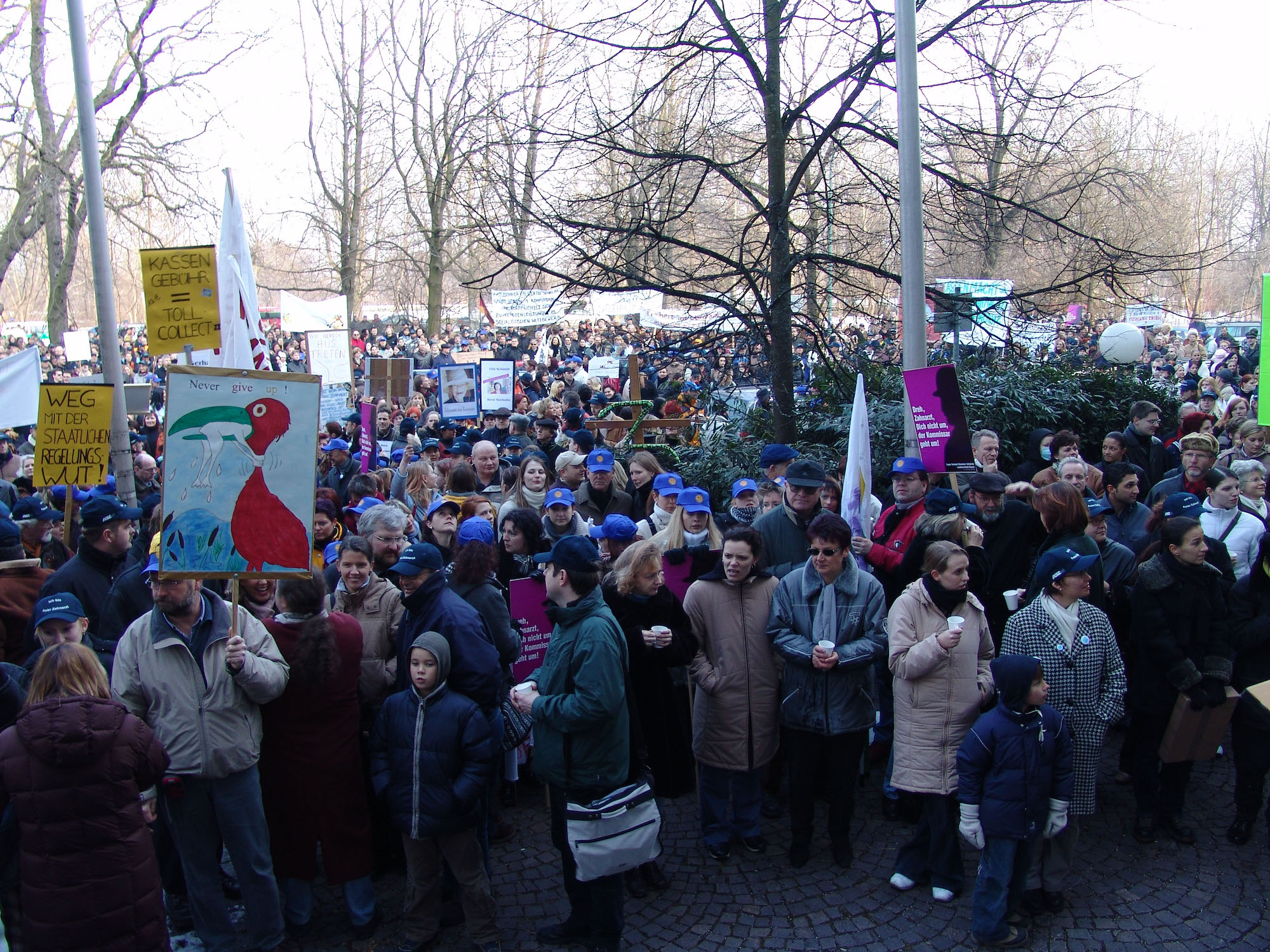 Der FVDZ Bayern initiierte 2004 eine Protestaktion gegen die Einsetzung des Staatskommissars und gegen das damalige neue Gesundheitsreformgesetz vor dem Münchner Zahnärztehaus.  Foto: Wuttke